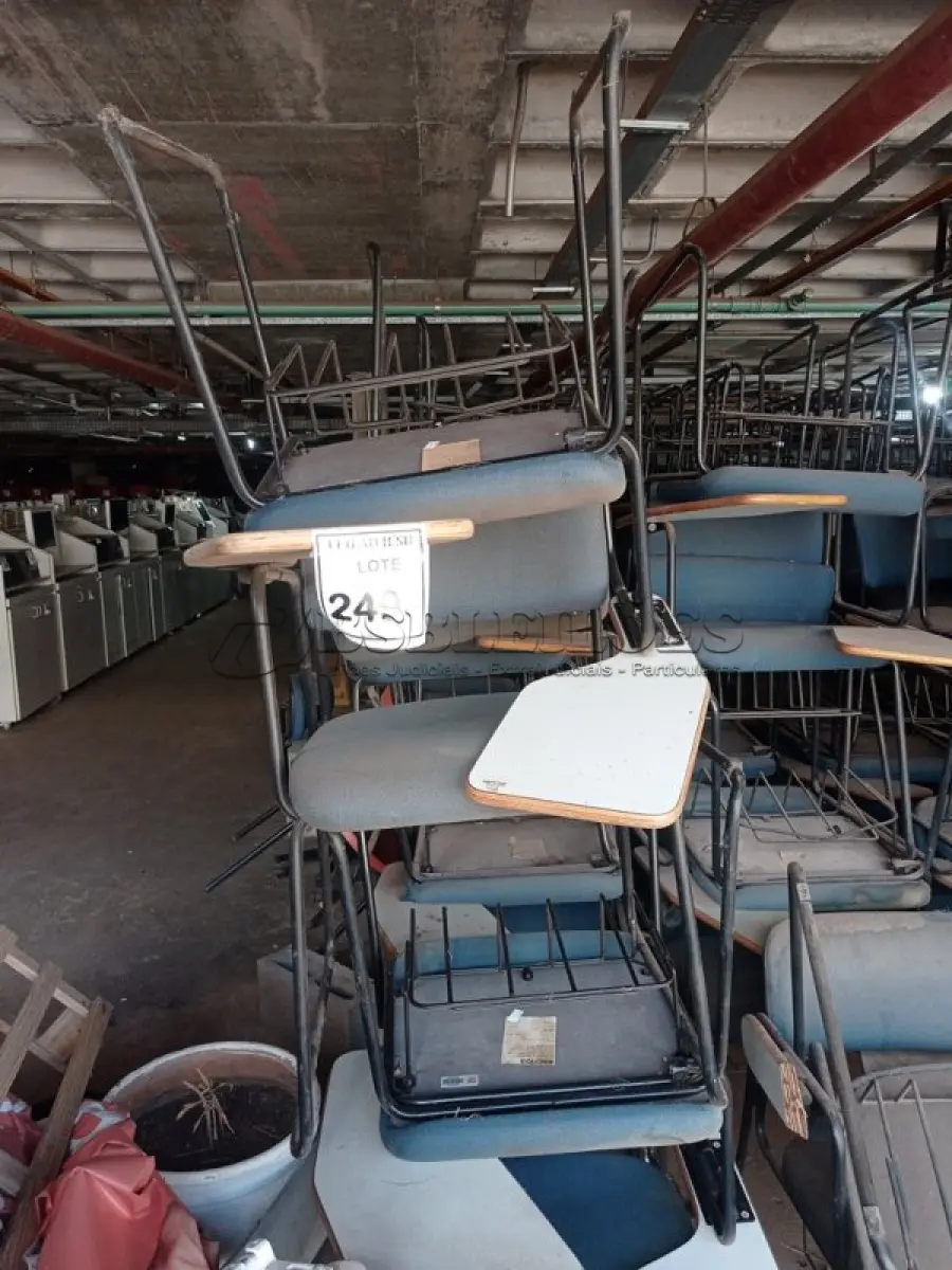 LOTE 249 - 40 CADEIRAS UNIVERSITÁRIA. (NO ESTADO) ATENÇÃO! FAZER A VISITAÇÃO ANTES DE ARREMATAR, NÃO SABEMOS SE FUNCIONA, LEILÃO NÃO TEM GARANTIA E NEM DEVOLUÇÃO, SUJEITO A POSSÍVEIS AVARIAS VISÍVEIS/OCULTAS E/OU AUSÊNCIA DE COMPONENTES. 