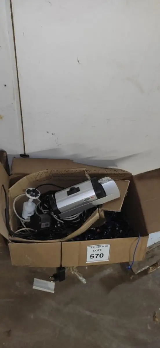 LOTE 570 - 01 LOTE COM CABOS DIVERSOS E CÂMERAS DE SEGURANÇA.  (NO ESTADO) ATENÇÃO! FAZER A VISITAÇÃO ANTES DE ARREMATAR, NÃO SABEMOS SE FUNCIONA, LEILÃO NÃO TEM GARANTIA E NEM DEVOLUÇÃO, SUJEITO A POSSÍVEIS AVARIAS VISÍVEIS/OCULTAS E/OU AUSÊNCIA DE COMPONENTES.