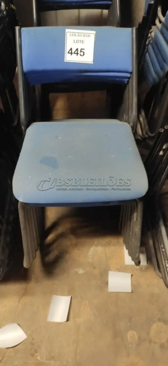 LOTE 445 - 15 CADEIRAS FIXA NA COR AZUL. (NO ESTADO) ATENÇÃO! FAZER A VISITAÇÃO ANTES DE ARREMATAR, NÃO SABEMOS SE FUNCIONA, LEILÃO NÃO TEM GARANTIA E NEM DEVOLUÇÃO, SUJEITO A POSSÍVEIS AVARIAS VISÍVEIS/OCULTAS E/OU AUSÊNCIA DE COMPONENTES.