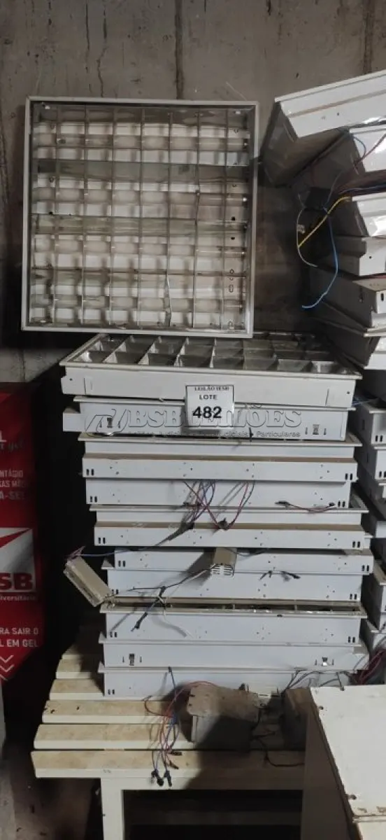 LOTE 482 - 01 LOTE COM LUMINARIAS DE EMBUTIR. (NO ESTADO) ATENÇÃO! FAZER A VISITAÇÃO ANTES DE ARREMATAR, NÃO SABEMOS SE FUNCIONA, LEILÃO NÃO TEM GARANTIA E NEM DEVOLUÇÃO, SUJEITO A POSSÍVEIS AVARIAS VISÍVEIS/OCULTAS E/OU AUSÊNCIA DE COMPONENTES.