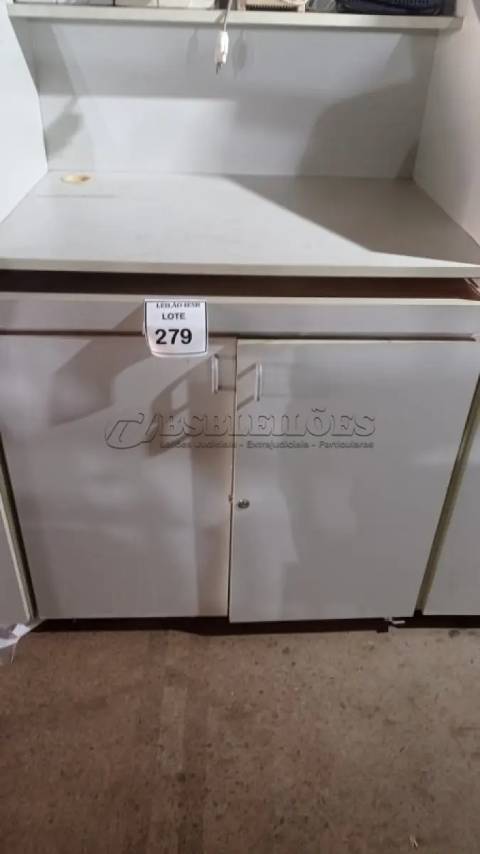 LOTE 279 - 02 BALCÕES EM MADEIRA PARA SALA DE AULA. (NO ESTADO) ATENÇÃO! FAZER A VISITAÇÃO ANTES DE ARREMATAR, NÃO SABEMOS SE FUNCIONA, LEILÃO NÃO TEM GARANTIA E NEM DEVOLUÇÃO, SUJEITO A POSSÍVEIS AVARIAS VISÍVEIS/OCULTAS E/OU AUSÊNCIA DE COMPONENTES.