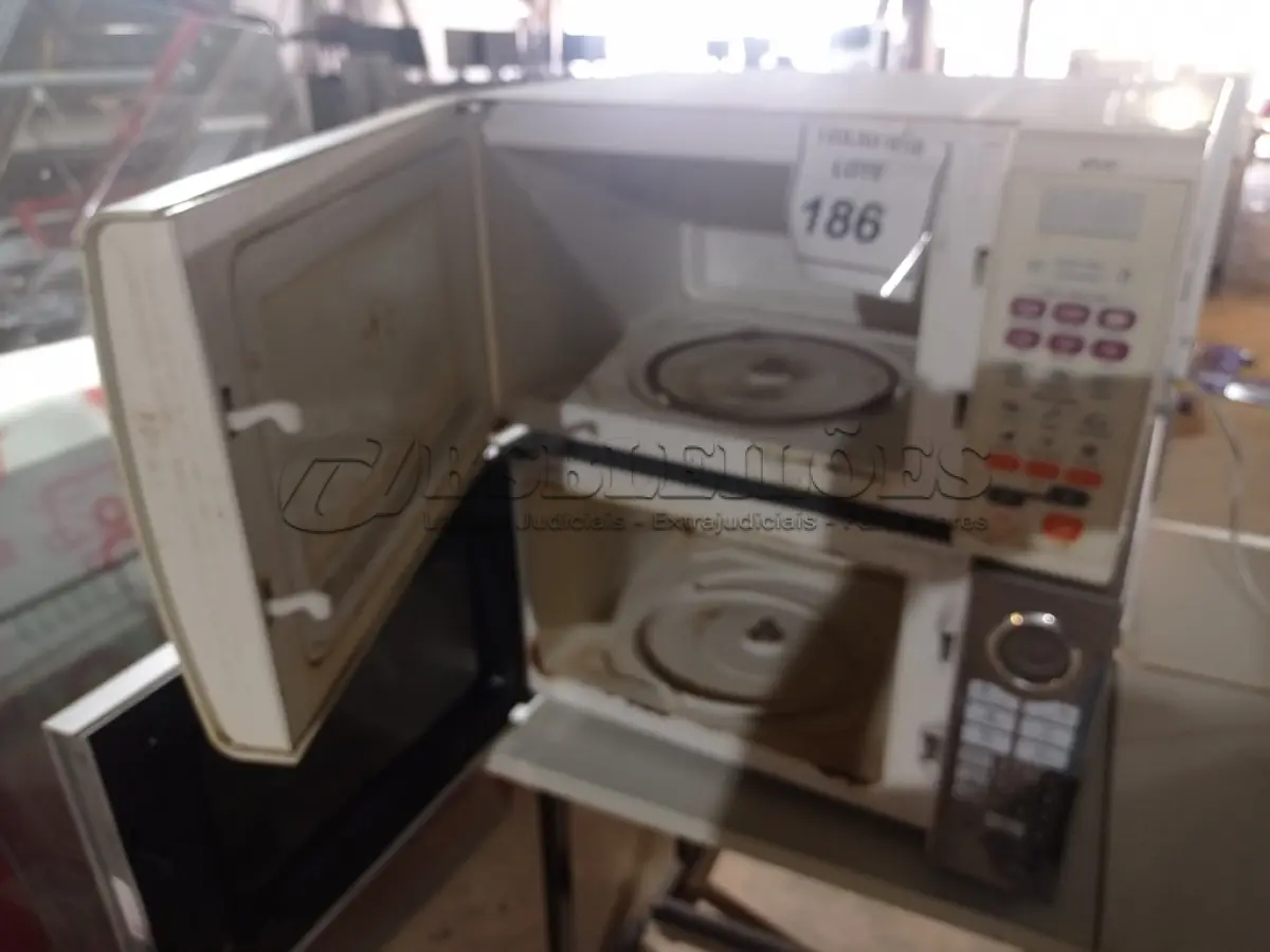 LOTE 186 - 04 MICRO-ONDAS DIVERSOS MODELOS. (NO ESTADO) ATENÇÃO! FAZER A VISITAÇÃO ANTES DE ARREMATAR, NÃO SABEMOS SE FUNCIONA, LEILÃO NÃO TEM GARANTIA E NEM DEVOLUÇÃO, SUJEITO A POSSÍVEIS AVARIAS VISÍVEIS/OCULTAS E/OU AUSÊNCIA DE COMPONENTES.