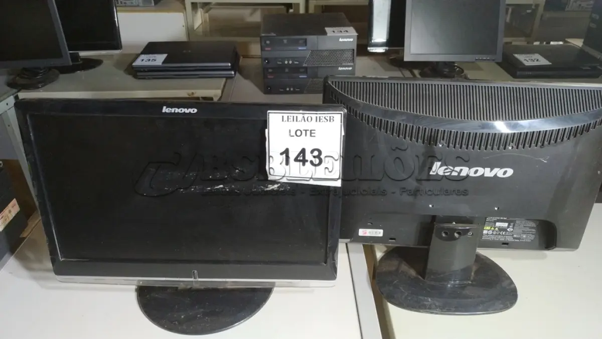 LOTE 143 - 02 MONITORES LENOVO. (NO ESTADO) ATENÇÃO! FAZER A VISITAÇÃO ANTES DE ARREMATAR, NÃO SABEMOS SE FUNCIONA, LEILÃO NÃO TEM GARANTIA E NEM DEVOLUÇÃO, SUJEITO A POSSÍVEIS AVARIAS VISÍVEIS/OCULTAS E/OU AUSÊNCIA DE COMPONENTES.
