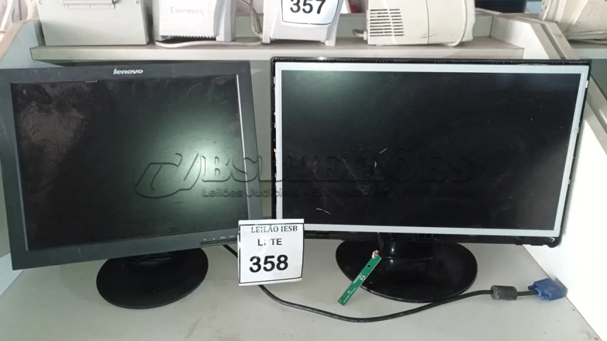 LOTE 358 - 02 MONITORES LENOVO. (NO ESTADO) ATENÇÃO! FAZER A VISITAÇÃO ANTES DE ARREMATAR, NÃO SABEMOS SE FUNCIONA, LEILÃO NÃO TEM GARANTIA E NEM DEVOLUÇÃO, SUJEITO A POSSÍVEIS AVARIAS VISÍVEIS/OCULTAS E/OU AUSÊNCIA DE COMPONENTES.