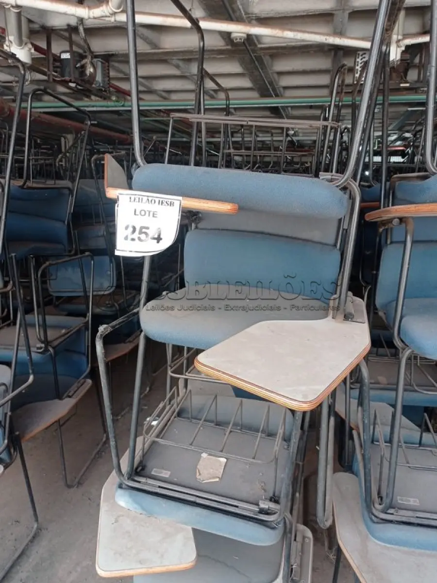 LOTE 254 - 40 CADEIRAS UNIVERSITÁRIA. (NO ESTADO) ATENÇÃO! FAZER A VISITAÇÃO ANTES DE ARREMATAR, NÃO SABEMOS SE FUNCIONA, LEILÃO NÃO TEM GARANTIA E NEM DEVOLUÇÃO, SUJEITO A POSSÍVEIS AVARIAS VISÍVEIS/OCULTAS E/OU AUSÊNCIA DE COMPONENTES. 