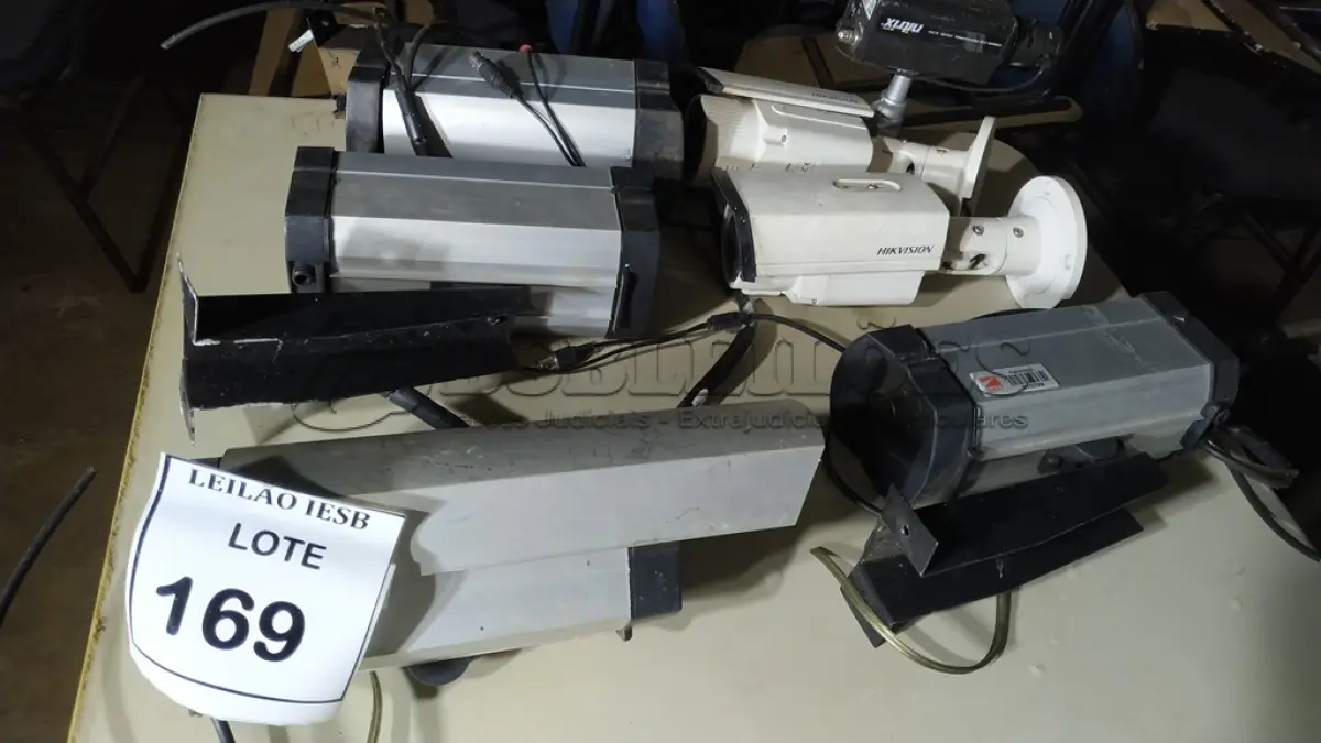 LOTE 169 - 07 CÂMERAS DE SEGURANÇA; (NO ESTADO) ATENÇÃO! FAZER A VISITAÇÃO ANTES DE ARREMATAR, NÃO SABEMOS SE FUNCIONA, LEILÃO NÃO TEM GARANTIA E NEM DEVOLUÇÃO, SUJEITO A POSSÍVEIS AVARIAS VISÍVEIS/OCULTAS E/OU AUSÊNCIA DE COMPONENTES.