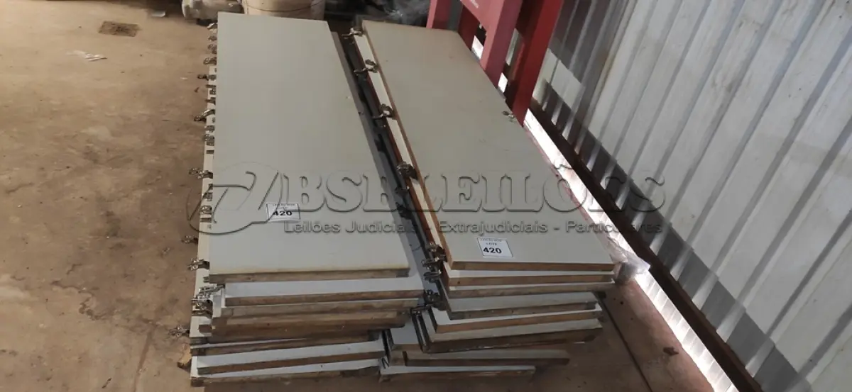 LOTE 420 - 01 LOTE COM PORTAS EM MADEIRA PARA ARMÁRIOS. (NO ESTADO) ATENÇÃO! FAZER A VISITAÇÃO ANTES DE ARREMATAR, NÃO SABEMOS SE FUNCIONA, LEILÃO NÃO TEM GARANTIA E NEM DEVOLUÇÃO, SUJEITO A POSSÍVEIS AVARIAS VISÍVEIS/OCULTAS E/OU AUSÊNCIA DE COMPONENTES.