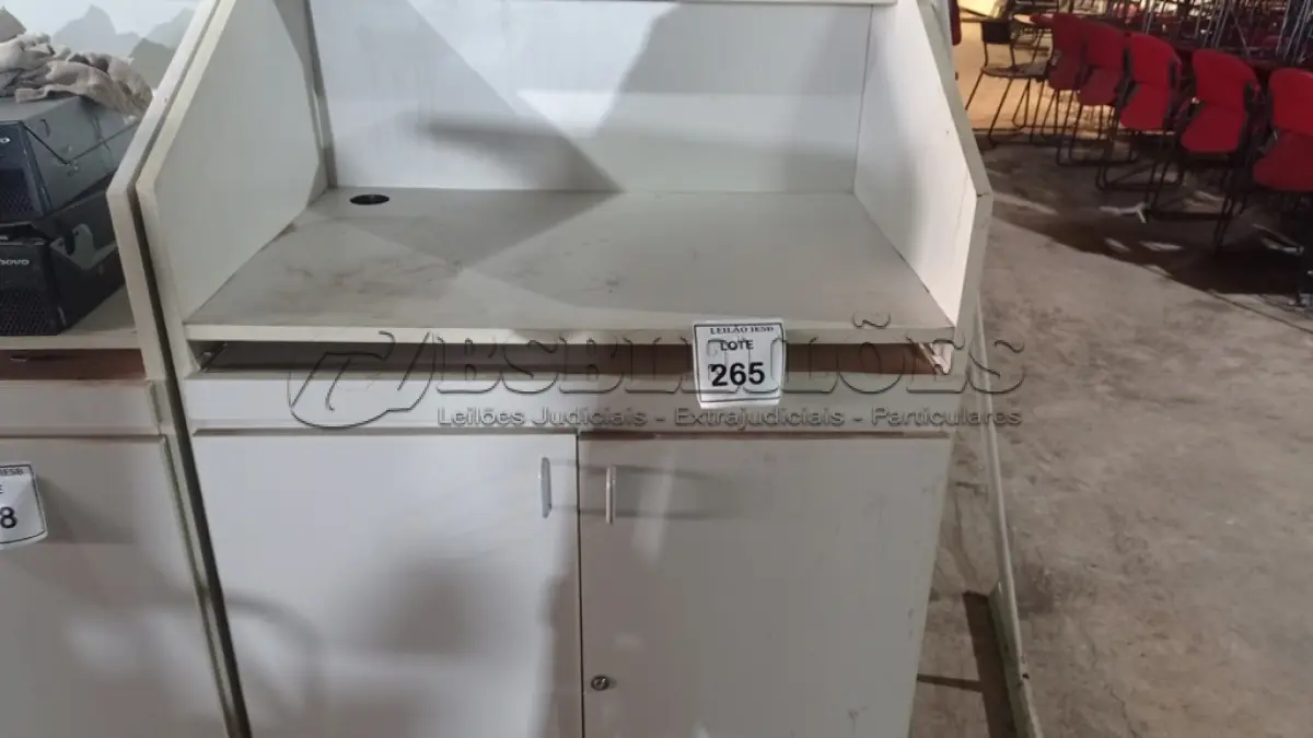 LOTE 265 - 02 BALCÕES EM MADEIRA PARA SALA DE AULA. (NO ESTADO) ATENÇÃO! FAZER A VISITAÇÃO ANTES DE ARREMATAR, NÃO SABEMOS SE FUNCIONA, LEILÃO NÃO TEM GARANTIA E NEM DEVOLUÇÃO, SUJEITO A POSSÍVEIS AVARIAS VISÍVEIS/OCULTAS E/OU AUSÊNCIA DE COMPONENTES.