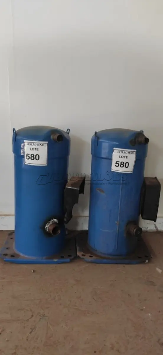 LOTE 580 - 02 COMPRESSORES PARA AR-CONDICIONADO NA COR AZUL.( (NO ESTADO) ATENÇÃO! FAZER A VISITAÇÃO ANTES DE ARREMATAR, NÃO SABEMOS SE FUNCIONA, LEILÃO NÃO TEM GARANTIA E NEM DEVOLUÇÃO, SUJEITO A POSSÍVEIS AVARIAS VISÍVEIS/OCULTAS E/OU AUSÊNCIA DE COMPONENTES.