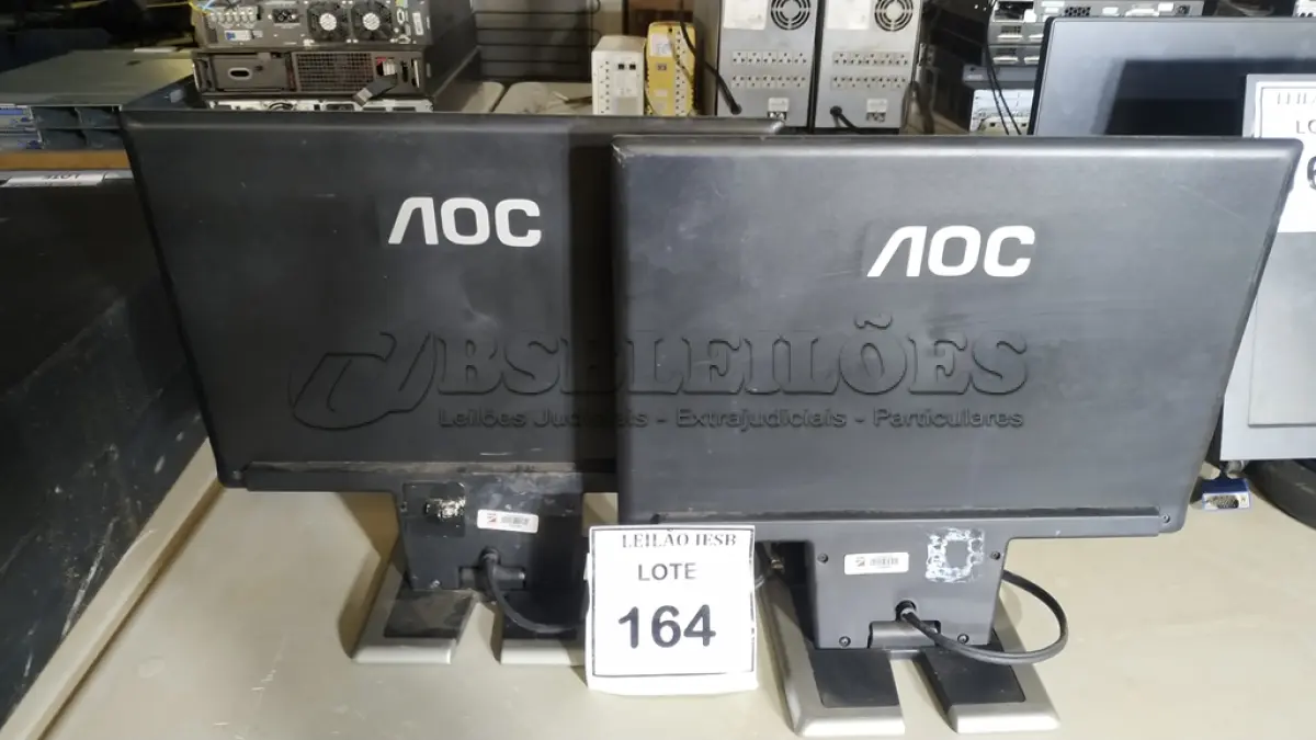 LOTE 164 - 02 MONITORES AOC. (NO ESTADO) ATENÇÃO! FAZER A VISITAÇÃO ANTES DE ARREMATAR, NÃO SABEMOS SE FUNCIONA, LEILÃO NÃO TEM GARANTIA E NEM DEVOLUÇÃO, SUJEITO A POSSÍVEIS AVARIAS VISÍVEIS/OCULTAS E/OU AUSÊNCIA DE COMPONENTES.