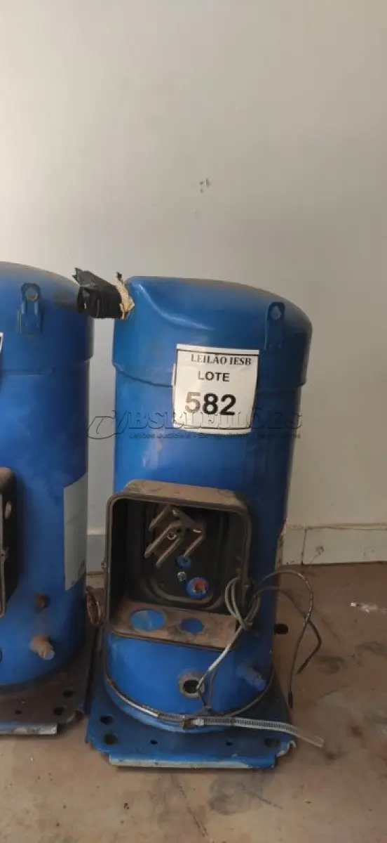 LOTE 582 - 02 COMPRESSORES PARA AR-CONDICIONADO NA COR AZUL.( (NO ESTADO) ATENÇÃO! FAZER A VISITAÇÃO ANTES DE ARREMATAR, NÃO SABEMOS SE FUNCIONA, LEILÃO NÃO TEM GARANTIA E NEM DEVOLUÇÃO, SUJEITO A POSSÍVEIS AVARIAS VISÍVEIS/OCULTAS E/OU AUSÊNCIA DE COMPONENTES.