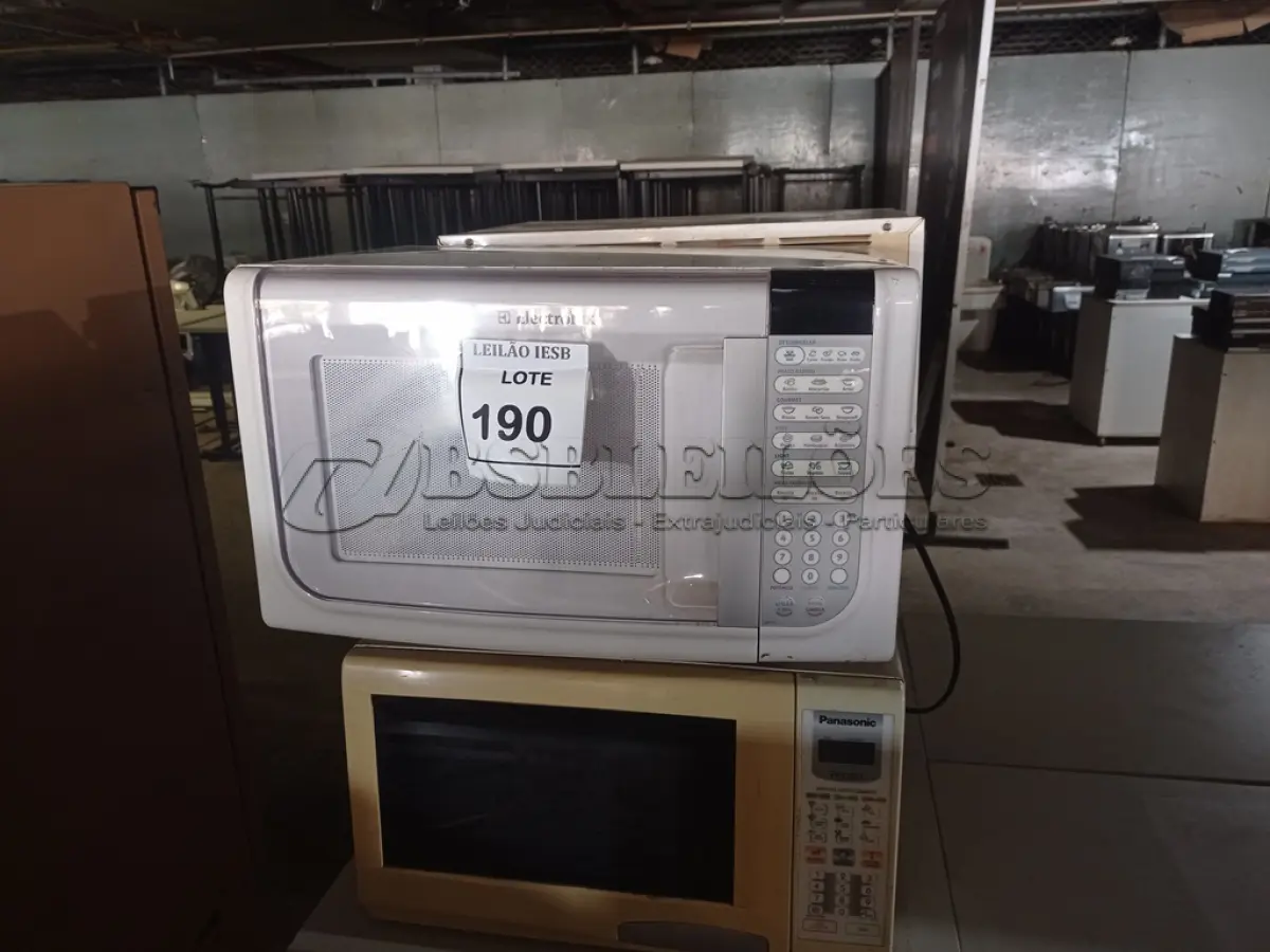 LOTE 190 - 04 MICRO-ONDAS DIVERSOS MODELOS. (NO ESTADO) ATENÇÃO! FAZER A VISITAÇÃO ANTES DE ARREMATAR, NÃO SABEMOS SE FUNCIONA, LEILÃO NÃO TEM GARANTIA E NEM DEVOLUÇÃO, SUJEITO A POSSÍVEIS AVARIAS VISÍVEIS/OCULTAS E/OU AUSÊNCIA DE COMPONENTES.