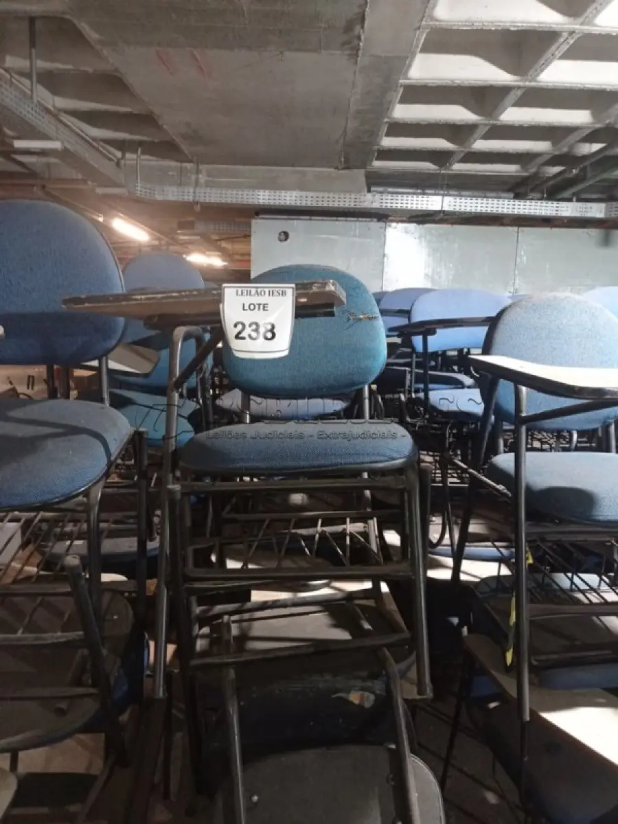 LOTE 238 - 15 CADEIRAS UNIVERSITÁRIA. (NO ESTADO) ATENÇÃO! FAZER A VISITAÇÃO ANTES DE ARREMATAR, NÃO SABEMOS SE FUNCIONA, LEILÃO NÃO TEM GARANTIA E NEM DEVOLUÇÃO, SUJEITO A POSSÍVEIS AVARIAS VISÍVEIS/OCULTAS E/OU AUSÊNCIA DE COMPONENTES.