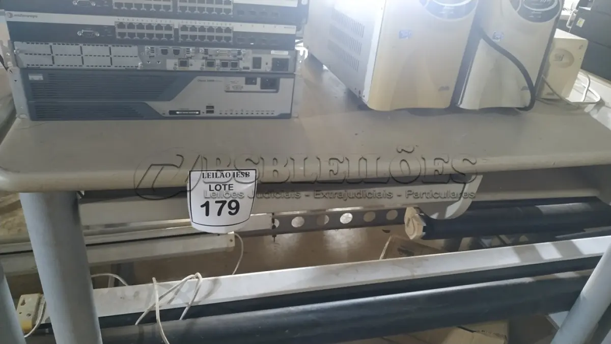 LOTE 179 - 01 MESA BASE EM FERRO COM TAMPO EM MADEIRA. (NO ESTADO) ATENÇÃO! FAZER A VISITAÇÃO ANTES DE ARREMATAR, NÃO SABEMOS SE FUNCIONA, LEILÃO NÃO TEM GARANTIA E NEM DEVOLUÇÃO, SUJEITO A POSSÍVEIS AVARIAS VISÍVEIS/OCULTAS E/OU AUSÊNCIA DE COMPONENTES.