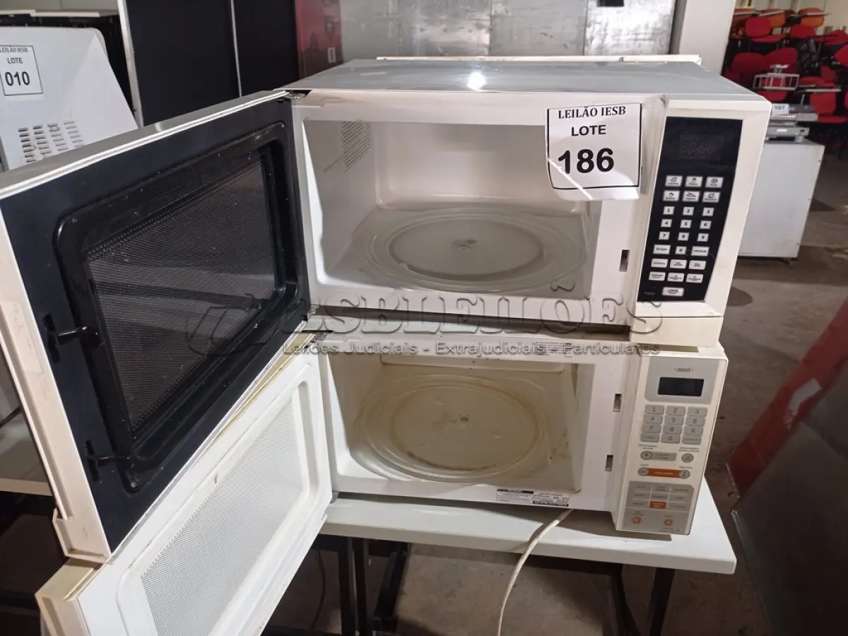 LOTE 186 - 04 MICRO-ONDAS DIVERSOS MODELOS. (NO ESTADO) ATENÇÃO! FAZER A VISITAÇÃO ANTES DE ARREMATAR, NÃO SABEMOS SE FUNCIONA, LEILÃO NÃO TEM GARANTIA E NEM DEVOLUÇÃO, SUJEITO A POSSÍVEIS AVARIAS VISÍVEIS/OCULTAS E/OU AUSÊNCIA DE COMPONENTES.