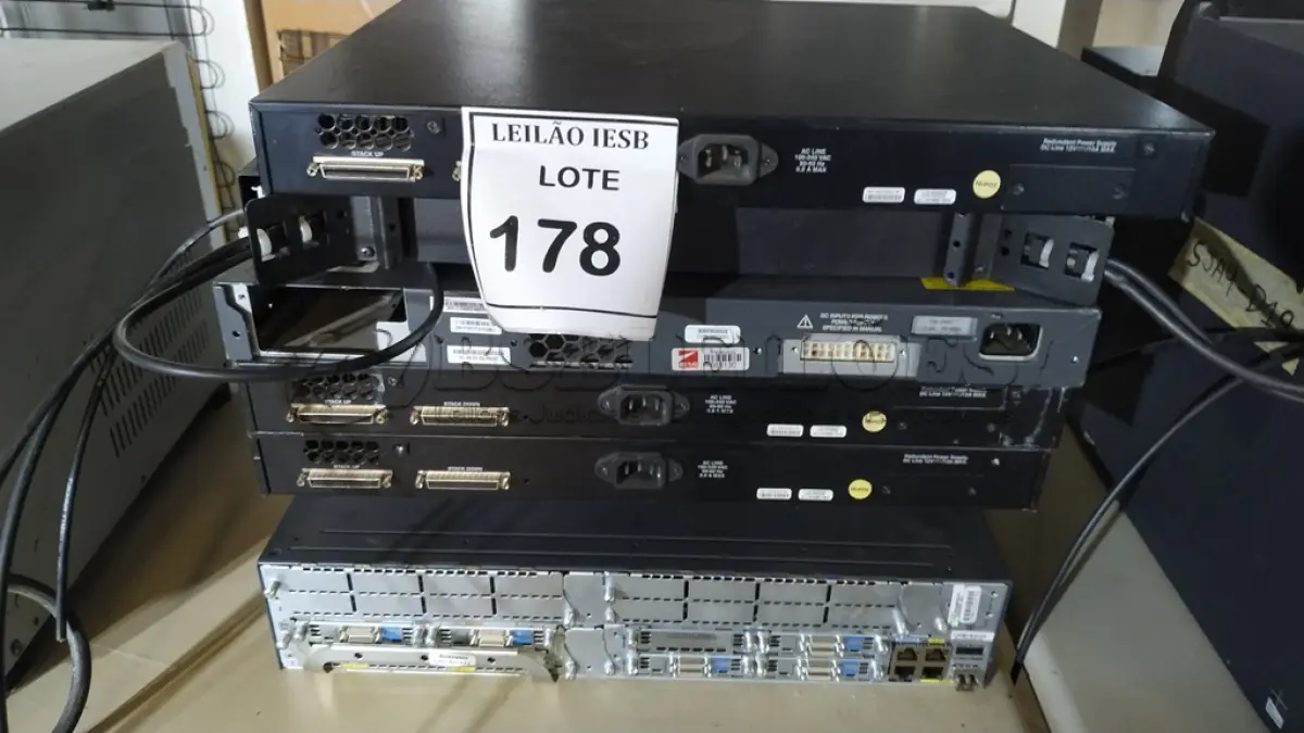 LOTE 178 - 01 LOTE COM SWITCHES E EQUIPAMENTOS OPITICO.  (NO ESTADO) ATENÇÃO! FAZER A VISITAÇÃO ANTES DE ARREMATAR, NÃO SABEMOS SE FUNCIONA, LEILÃO NÃO TEM GARANTIA E NEM DEVOLUÇÃO, SUJEITO A POSSÍVEIS AVARIAS VISÍVEIS/OCULTAS E/OU AUSÊNCIA DE COMPONENTES.