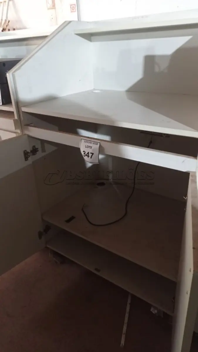 LOTE 347 - 02 BALCÕES EM MADEIRA PARA SALA DE AULA. (NO ESTADO) ATENÇÃO! FAZER A VISITAÇÃO ANTES DE ARREMATAR, NÃO SABEMOS SE FUNCIONA, LEILÃO NÃO TEM GARANTIA E NEM DEVOLUÇÃO, SUJEITO A POSSÍVEIS AVARIAS VISÍVEIS/OCULTAS E/OU AUSÊNCIA DE COMPONENTES.