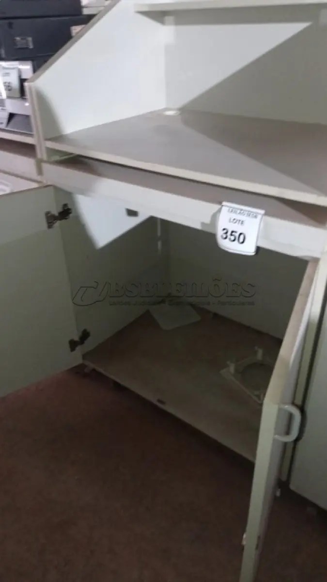 LOTE 350 - 02 BALCÕES EM MADEIRA PARA SALA DE AULA. (NO ESTADO) ATENÇÃO! FAZER A VISITAÇÃO ANTES DE ARREMATAR, NÃO SABEMOS SE FUNCIONA, LEILÃO NÃO TEM GARANTIA E NEM DEVOLUÇÃO, SUJEITO A POSSÍVEIS AVARIAS VISÍVEIS/OCULTAS E/OU AUSÊNCIA DE COMPONENTES.