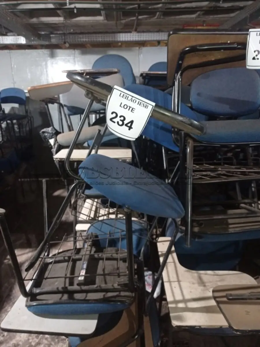 LOTE 234 - 15 CADEIRAS UNIVERSITÁRIA. (NO ESTADO) ATENÇÃO! FAZER A VISITAÇÃO ANTES DE ARREMATAR, NÃO SABEMOS SE FUNCIONA, LEILÃO NÃO TEM GARANTIA E NEM DEVOLUÇÃO, SUJEITO A POSSÍVEIS AVARIAS VISÍVEIS/OCULTAS E/OU AUSÊNCIA DE COMPONENTES.