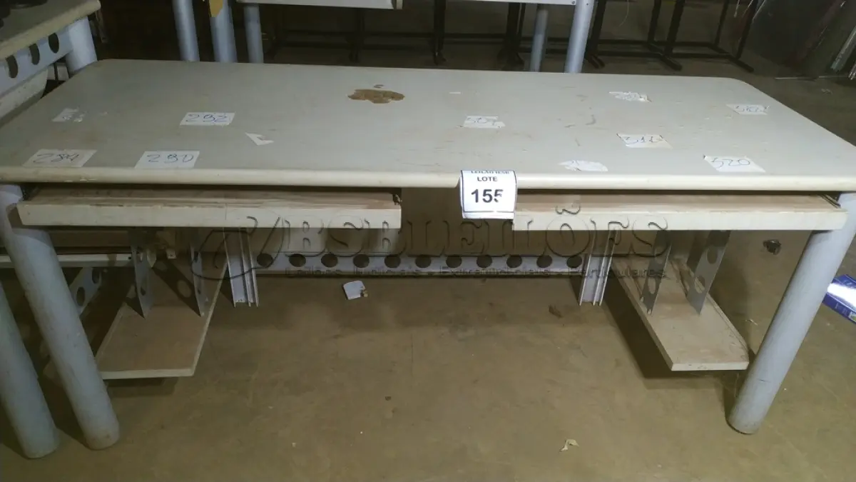 LOTE 155 - 01 MESA BASE EM FERRO COM TAMPO EM MADEIRA. (NO ESTADO) ATENÇÃO! FAZER A VISITAÇÃO ANTES DE ARREMATAR, NÃO SABEMOS SE FUNCIONA, LEILÃO NÃO TEM GARANTIA E NEM DEVOLUÇÃO, SUJEITO A POSSÍVEIS AVARIAS VISÍVEIS/OCULTAS E/OU AUSÊNCIA DE COMPONENTES.