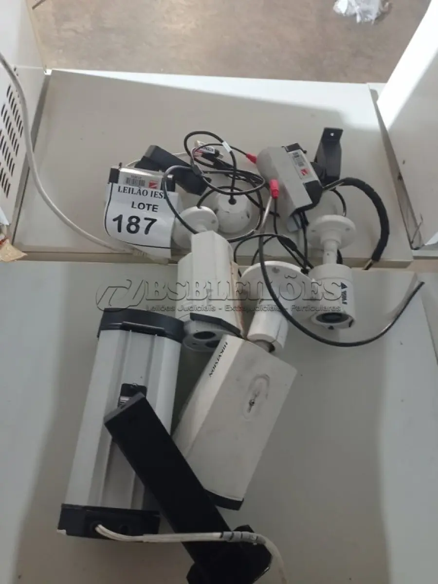 LOTE 187 - 06 CÂMERAS DE SEGURANÇA. (NO ESTADO) ATENÇÃO! FAZER A VISITAÇÃO ANTES DE ARREMATAR, NÃO SABEMOS SE FUNCIONA, LEILÃO NÃO TEM GARANTIA E NEM DEVOLUÇÃO, SUJEITO A POSSÍVEIS AVARIAS VISÍVEIS/OCULTAS E/OU AUSÊNCIA DE COMPONENTES.