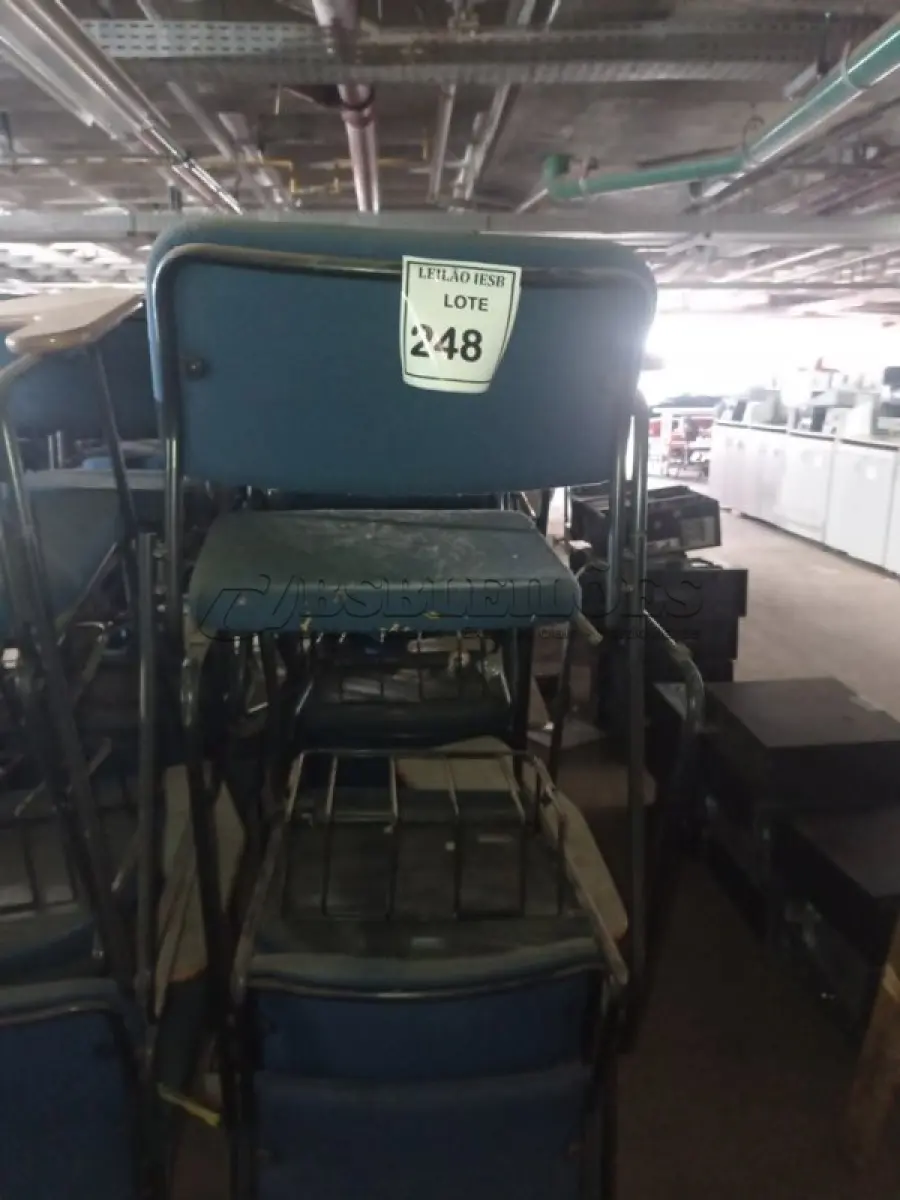 LOTE 248 - 18 CADEIRAS UNIVERSITÁRIA. (NO ESTADO) ATENÇÃO! FAZER A VISITAÇÃO ANTES DE ARREMATAR, NÃO SABEMOS SE FUNCIONA, LEILÃO NÃO TEM GARANTIA E NEM DEVOLUÇÃO, SUJEITO A POSSÍVEIS AVARIAS VISÍVEIS/OCULTAS E/OU AUSÊNCIA DE COMPONENTES.