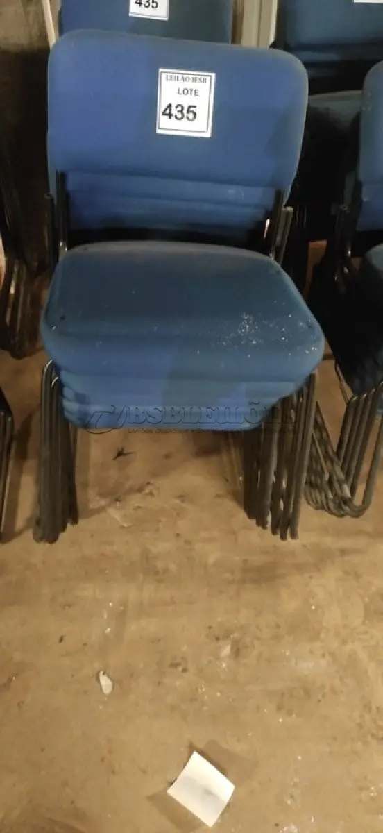 LOTE 435 - 15 CADEIRAS FIXA NA COR AZUL. (NO ESTADO) ATENÇÃO! FAZER A VISITAÇÃO ANTES DE ARREMATAR, NÃO SABEMOS SE FUNCIONA, LEILÃO NÃO TEM GARANTIA E NEM DEVOLUÇÃO, SUJEITO A POSSÍVEIS AVARIAS VISÍVEIS/OCULTAS E/OU AUSÊNCIA DE COMPONENTES.