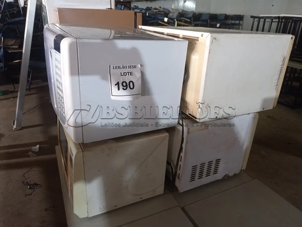 LOTE 190 - 04 MICRO-ONDAS DIVERSOS MODELOS. (NO ESTADO) ATENÇÃO! FAZER A VISITAÇÃO ANTES DE ARREMATAR, NÃO SABEMOS SE FUNCIONA, LEILÃO NÃO TEM GARANTIA E NEM DEVOLUÇÃO, SUJEITO A POSSÍVEIS AVARIAS VISÍVEIS/OCULTAS E/OU AUSÊNCIA DE COMPONENTES.