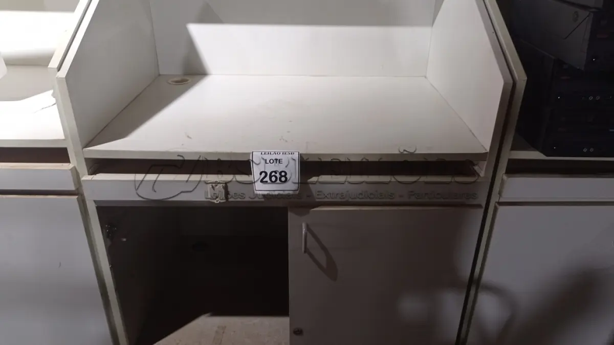 LOTE 268 - 02 BALCÕES EM MADEIRA PARA SALA DE AULA. (NO ESTADO) ATENÇÃO! FAZER A VISITAÇÃO ANTES DE ARREMATAR, NÃO SABEMOS SE FUNCIONA, LEILÃO NÃO TEM GARANTIA E NEM DEVOLUÇÃO, SUJEITO A POSSÍVEIS AVARIAS VISÍVEIS/OCULTAS E/OU AUSÊNCIA DE COMPONENTES.