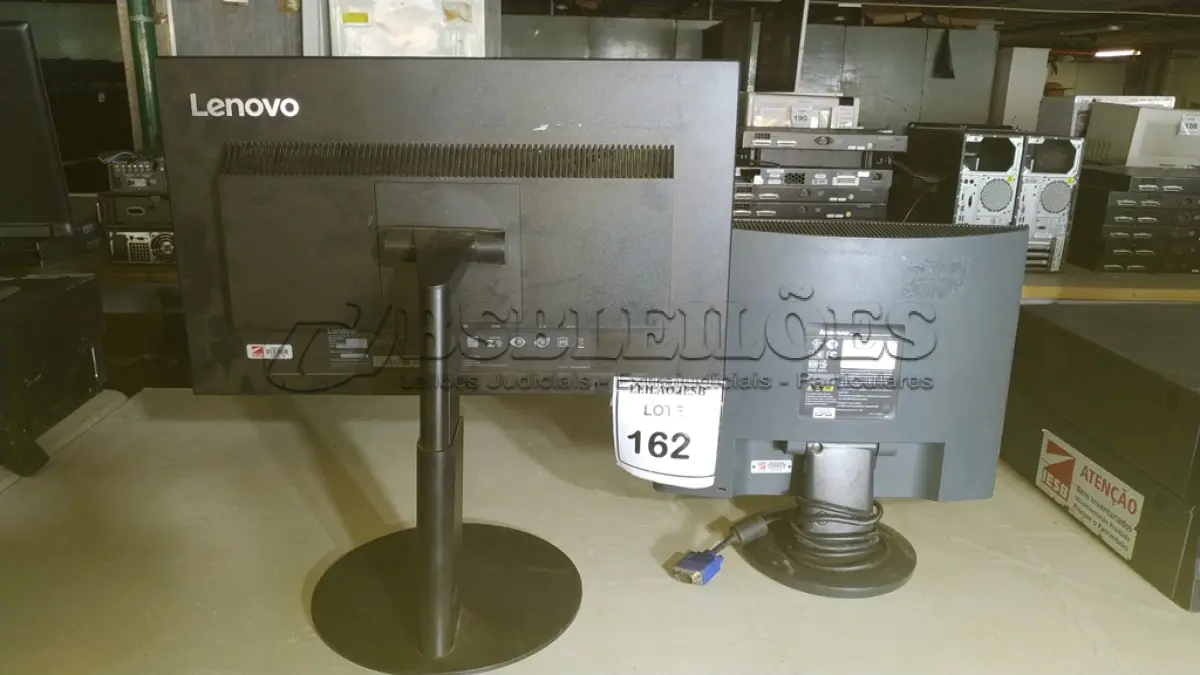 LOTE 162 - 02 MONITORES LENOVO. (NO ESTADO) ATENÇÃO! FAZER A VISITAÇÃO ANTES DE ARREMATAR, NÃO SABEMOS SE FUNCIONA, LEILÃO NÃO TEM GARANTIA E NEM DEVOLUÇÃO, SUJEITO A POSSÍVEIS AVARIAS VISÍVEIS/OCULTAS E/OU AUSÊNCIA DE COMPONENTES.