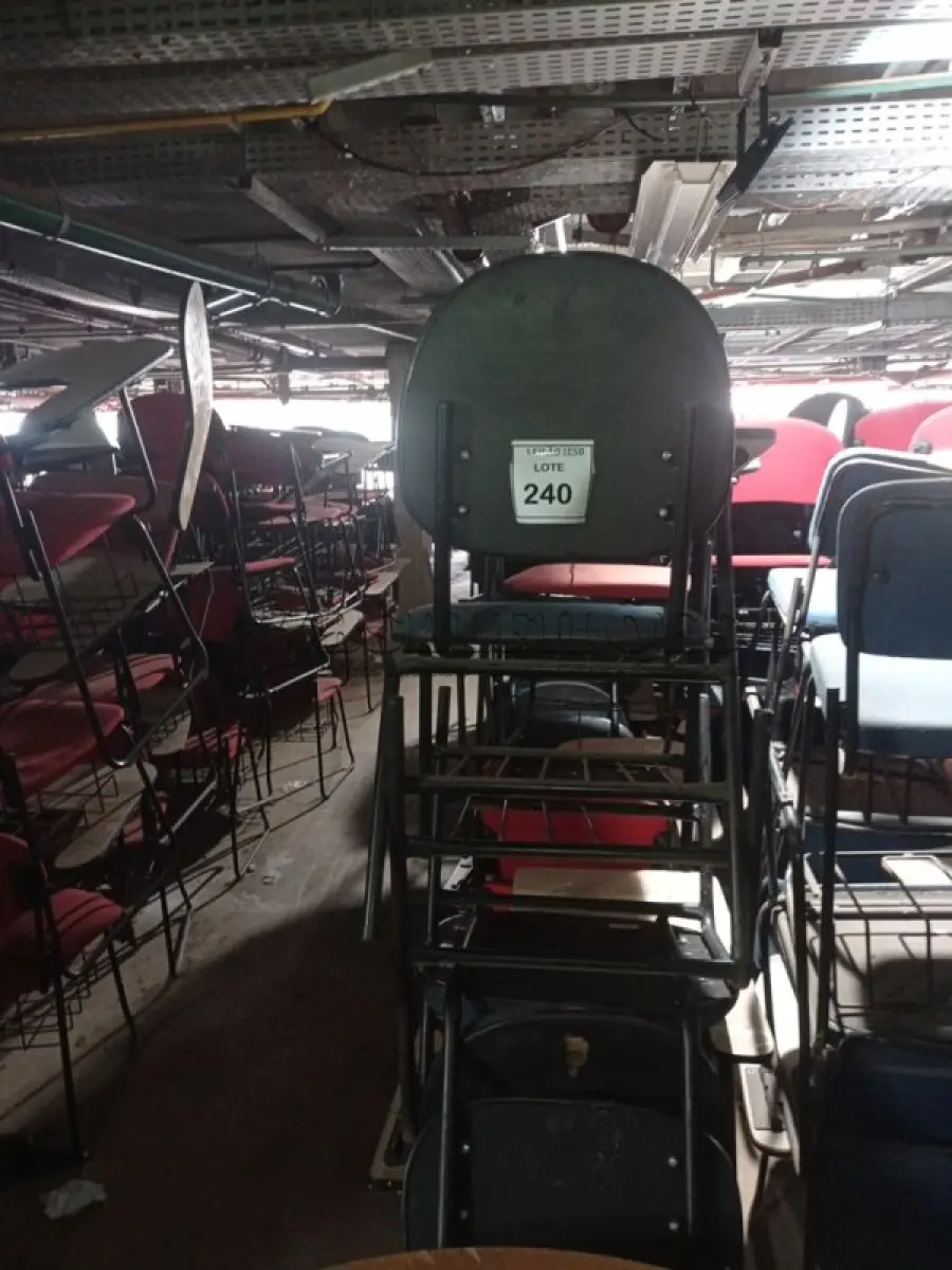 LOTE 240 - 18 CADEIRAS UNIVERSITÁRIA. (NO ESTADO) ATENÇÃO! FAZER A VISITAÇÃO ANTES DE ARREMATAR, NÃO SABEMOS SE FUNCIONA, LEILÃO NÃO TEM GARANTIA E NEM DEVOLUÇÃO, SUJEITO A POSSÍVEIS AVARIAS VISÍVEIS/OCULTAS E/OU AUSÊNCIA DE COMPONENTES.