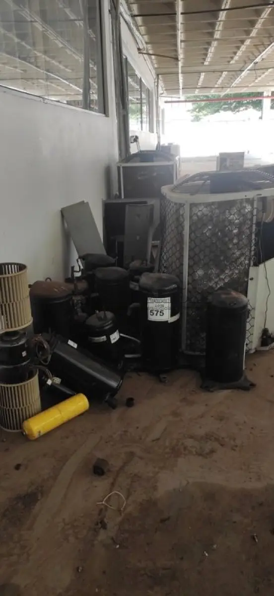 LOTE 575 - 01 AR-CONDICIONADO SUCATA E 10 COMPRESSORES PEQUENOS PRETO. (NO ESTADO) ATENÇÃO! FAZER A VISITAÇÃO ANTES DE ARREMATAR, NÃO SABEMOS SE FUNCIONA, LEILÃO NÃO TEM GARANTIA E NEM DEVOLUÇÃO, SUJEITO A POSSÍVEIS AVARIAS VISÍVEIS/OCULTAS E/OU AUSÊNCIA DE COMPONENTES.