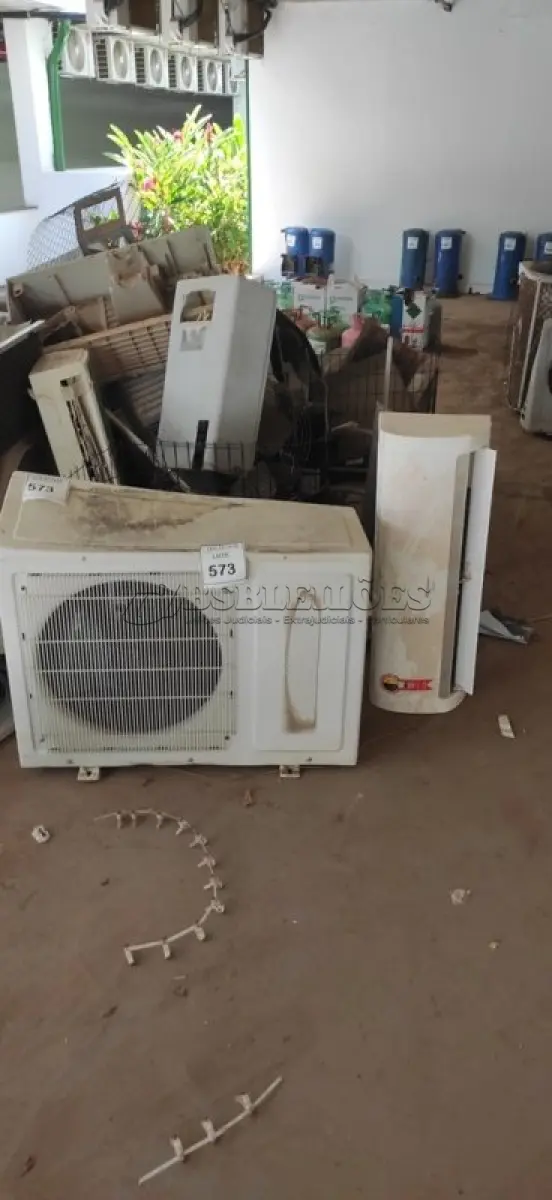 LOTE 573 - 01 LOTE COM SUCATA DE AR-CONDICIONADO, MOTORES, COMPRESSORES E FERRAGEM. (NO ESTADO) ATENÇÃO! FAZER A VISITAÇÃO ANTES DE ARREMATAR, NÃO SABEMOS SE FUNCIONA, LEILÃO NÃO TEM GARANTIA E NEM DEVOLUÇÃO, SUJEITO A POSSÍVEIS AVARIAS VISÍVEIS/OCULTAS E/OU AUSÊNCIA DE COMPONENTES.