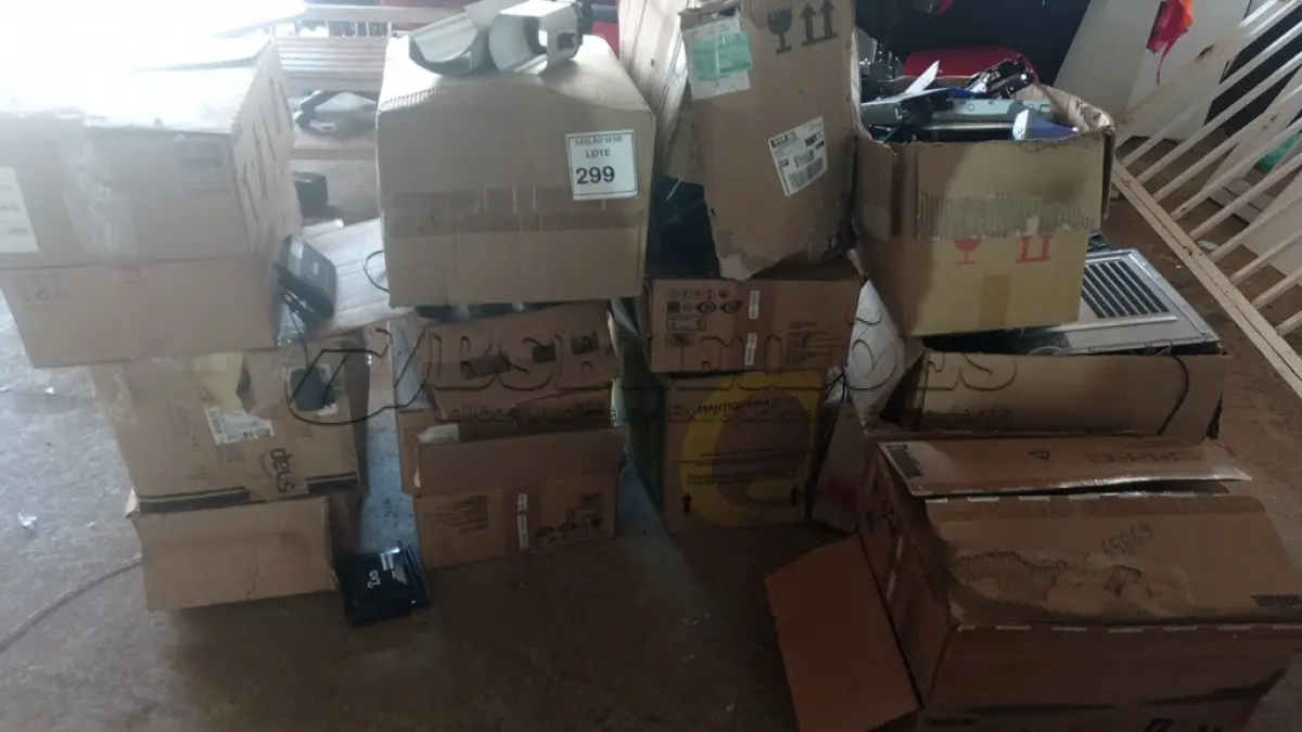 LOTE 299 - 01 LOTE COM PERIFÉRICOS E SUCATA. (NO ESTADO) ATENÇÃO! FAZER A VISITAÇÃO ANTES DE ARREMATAR, NÃO SABEMOS SE FUNCIONA, LEILÃO NÃO TEM GARANTIA E NEM DEVOLUÇÃO, SUJEITO A POSSÍVEIS AVARIAS VISÍVEIS/OCULTAS E/OU AUSÊNCIA DE COMPONENTES.