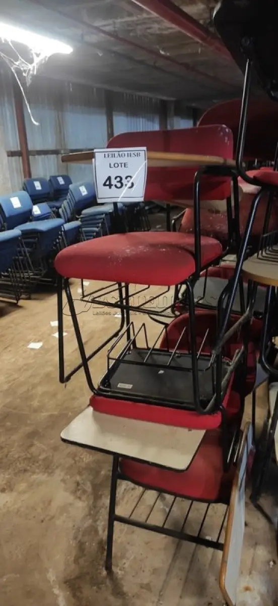 LOTE 433 - 15 CADEIRAS UNIVERSITÁRIAS. (NO ESTADO) ATENÇÃO! FAZER A VISITAÇÃO ANTES DE ARREMATAR, NÃO SABEMOS SE FUNCIONA, LEILÃO NÃO TEM GARANTIA E NEM DEVOLUÇÃO, SUJEITO A POSSÍVEIS AVARIAS VISÍVEIS/OCULTAS E/OU AUSÊNCIA DE COMPONENTES.