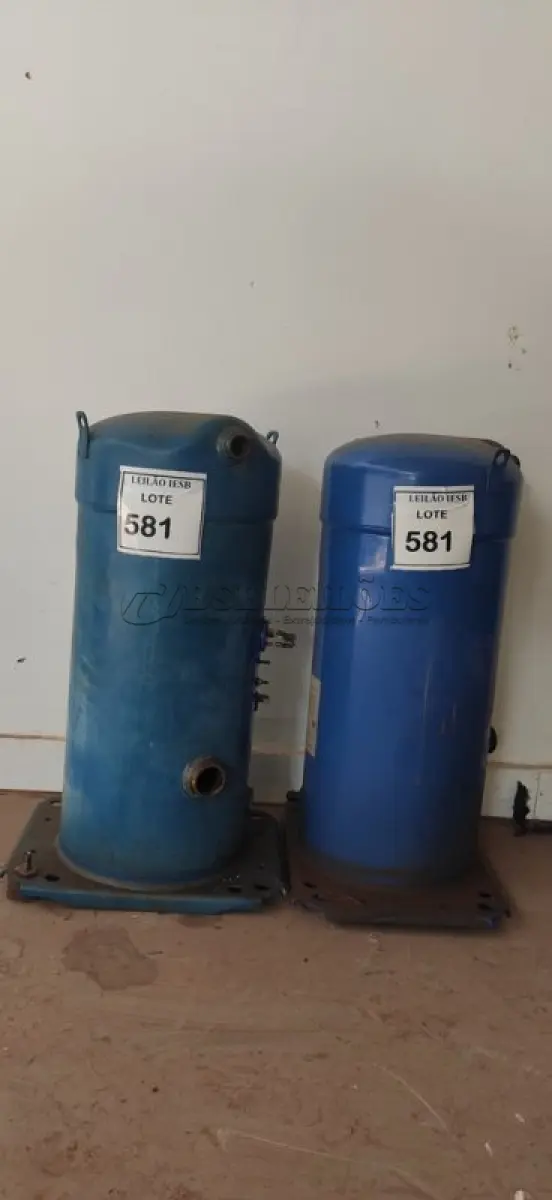 LOTE 581 - 02 COMPRESSORES PARA AR-CONDICIONADO NA COR AZUL.( (NO ESTADO) ATENÇÃO! FAZER A VISITAÇÃO ANTES DE ARREMATAR, NÃO SABEMOS SE FUNCIONA, LEILÃO NÃO TEM GARANTIA E NEM DEVOLUÇÃO, SUJEITO A POSSÍVEIS AVARIAS VISÍVEIS/OCULTAS E/OU AUSÊNCIA DE COMPONENTES.