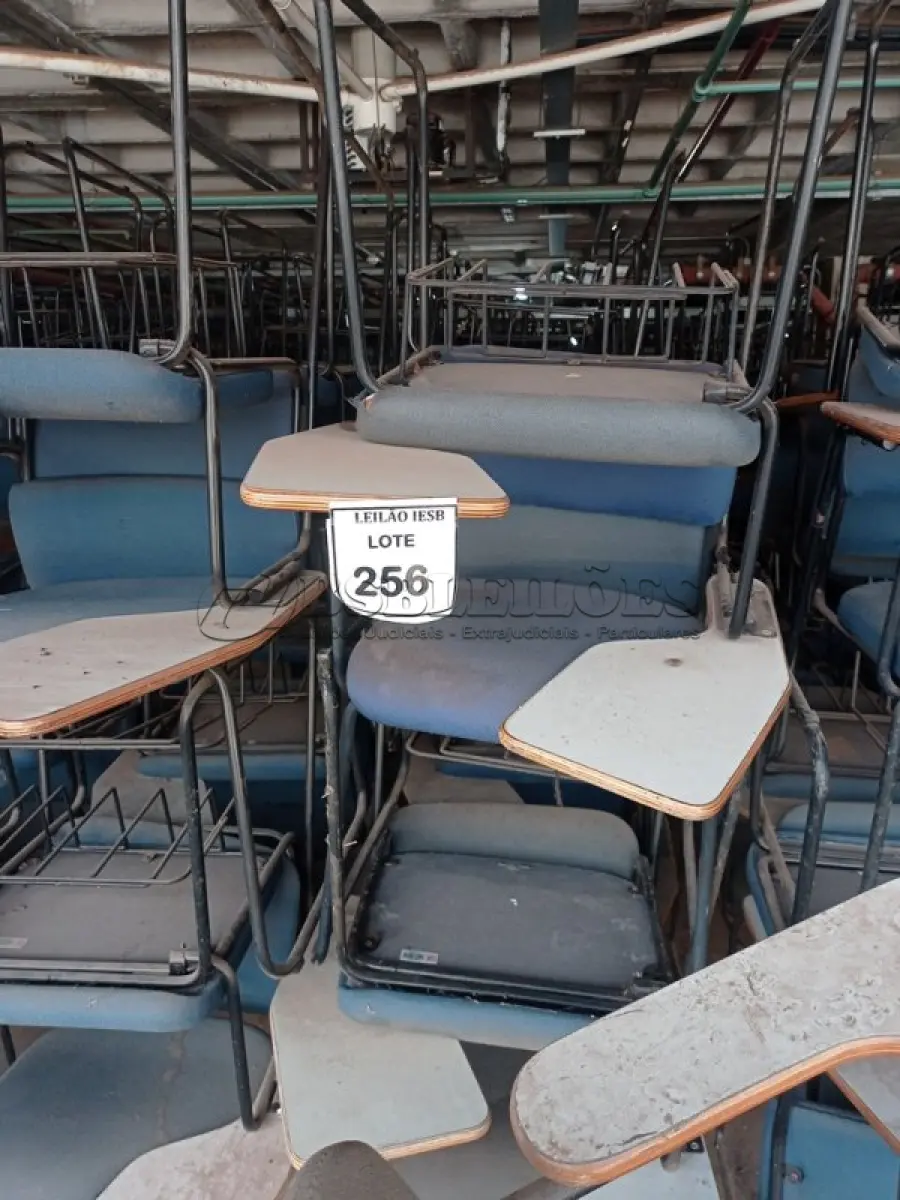 LOTE 256 - 40 CADEIRAS UNIVERSITÁRIA. (NO ESTADO) ATENÇÃO! FAZER A VISITAÇÃO ANTES DE ARREMATAR, NÃO SABEMOS SE FUNCIONA, LEILÃO NÃO TEM GARANTIA E NEM DEVOLUÇÃO, SUJEITO A POSSÍVEIS AVARIAS VISÍVEIS/OCULTAS E/OU AUSÊNCIA DE COMPONENTES. 