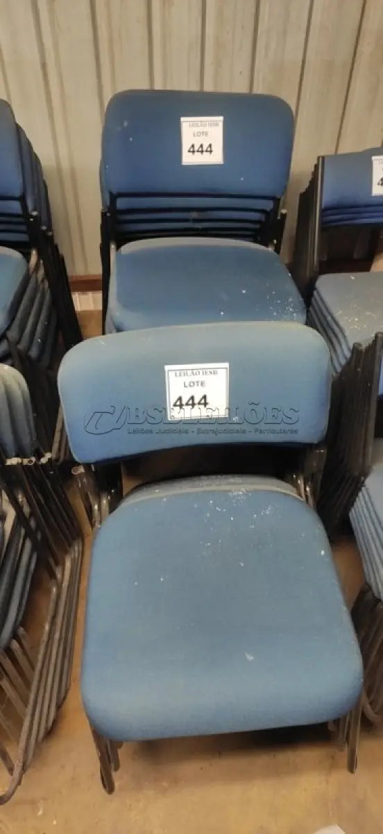 LOTE 444 - 15 CADEIRAS FIXA NA COR AZUL. (NO ESTADO) ATENÇÃO! FAZER A VISITAÇÃO ANTES DE ARREMATAR, NÃO SABEMOS SE FUNCIONA, LEILÃO NÃO TEM GARANTIA E NEM DEVOLUÇÃO, SUJEITO A POSSÍVEIS AVARIAS VISÍVEIS/OCULTAS E/OU AUSÊNCIA DE COMPONENTES.