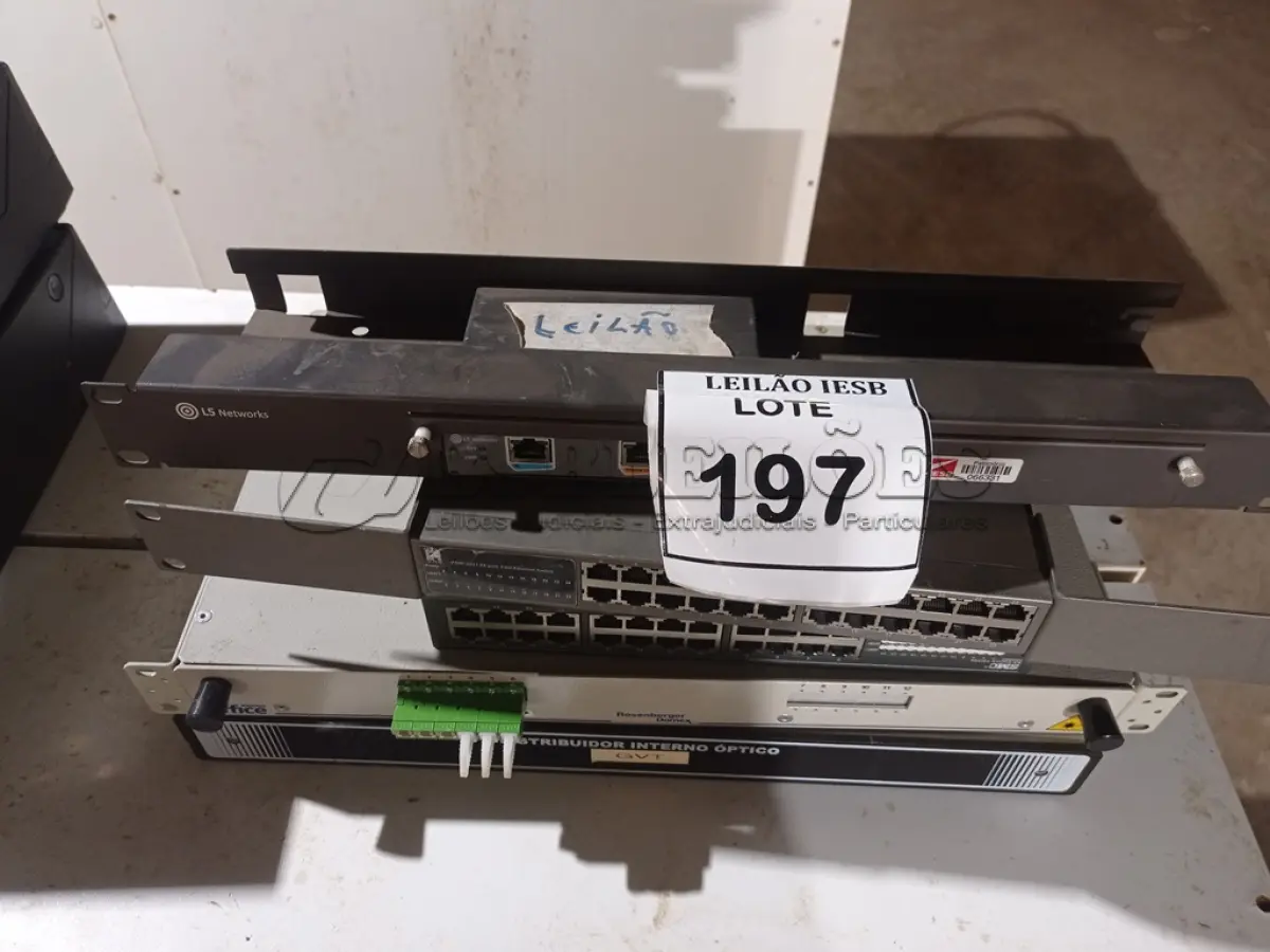LOTE 197 - 01 LOTE COM SWITCHES. (NO ESTADO) ATENÇÃO! FAZER A VISITAÇÃO ANTES DE ARREMATAR, NÃO SABEMOS SE FUNCIONA, LEILÃO NÃO TEM GARANTIA E NEM DEVOLUÇÃO, SUJEITO A POSSÍVEIS AVARIAS VISÍVEIS/OCULTAS E/OU AUSÊNCIA DE COMPONENTES.