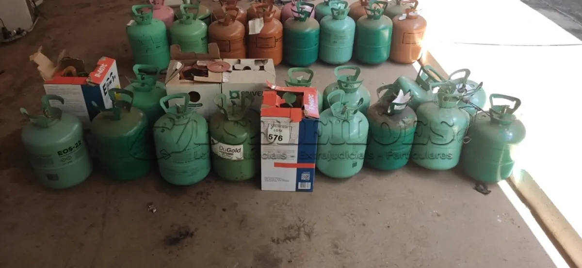 LOTE 576 - 17 VASILHAMES SUCATA. (NO ESTADO) ATENÇÃO! FAZER A VISITAÇÃO ANTES DE ARREMATAR, NÃO SABEMOS SE FUNCIONA, LEILÃO NÃO TEM GARANTIA E NEM DEVOLUÇÃO, SUJEITO A POSSÍVEIS AVARIAS VISÍVEIS/OCULTAS E/OU AUSÊNCIA DE COMPONENTES.