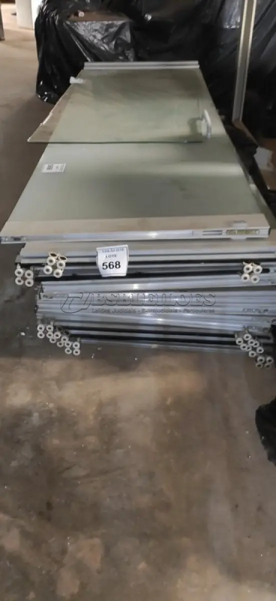 LOTE 568 - 01 LOTE COM PORTAS DE CORRES EM VIDRO. (NO ESTADO) ATENÇÃO! FAZER A VISITAÇÃO ANTES DE ARREMATAR, NÃO SABEMOS SE FUNCIONA, LEILÃO NÃO TEM GARANTIA E NEM DEVOLUÇÃO, SUJEITO A POSSÍVEIS AVARIAS VISÍVEIS/OCULTAS E/OU AUSÊNCIA DE COMPONENTES.