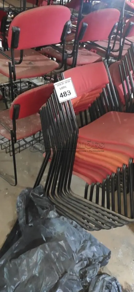 LOTE 483 - 10 CADEIRAS FIXAS NA COR VERMELHA. (NO ESTADO) ATENÇÃO! FAZER A VISITAÇÃO ANTES DE ARREMATAR, NÃO SABEMOS SE FUNCIONA, LEILÃO NÃO TEM GARANTIA E NEM DEVOLUÇÃO, SUJEITO A POSSÍVEIS AVARIAS VISÍVEIS/OCULTAS E/OU AUSÊNCIA DE COMPONENTES.