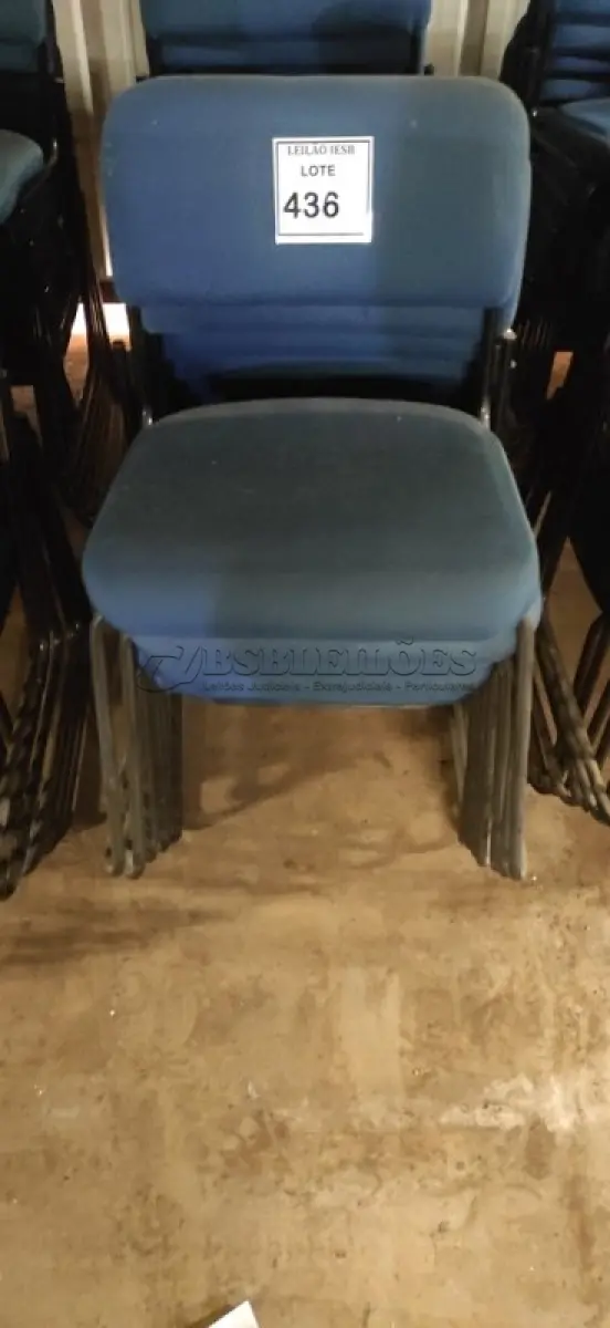 LOTE 436 - 15 CADEIRAS FIXA NA COR AZUL. (NO ESTADO) ATENÇÃO! FAZER A VISITAÇÃO ANTES DE ARREMATAR, NÃO SABEMOS SE FUNCIONA, LEILÃO NÃO TEM GARANTIA E NEM DEVOLUÇÃO, SUJEITO A POSSÍVEIS AVARIAS VISÍVEIS/OCULTAS E/OU AUSÊNCIA DE COMPONENTES.