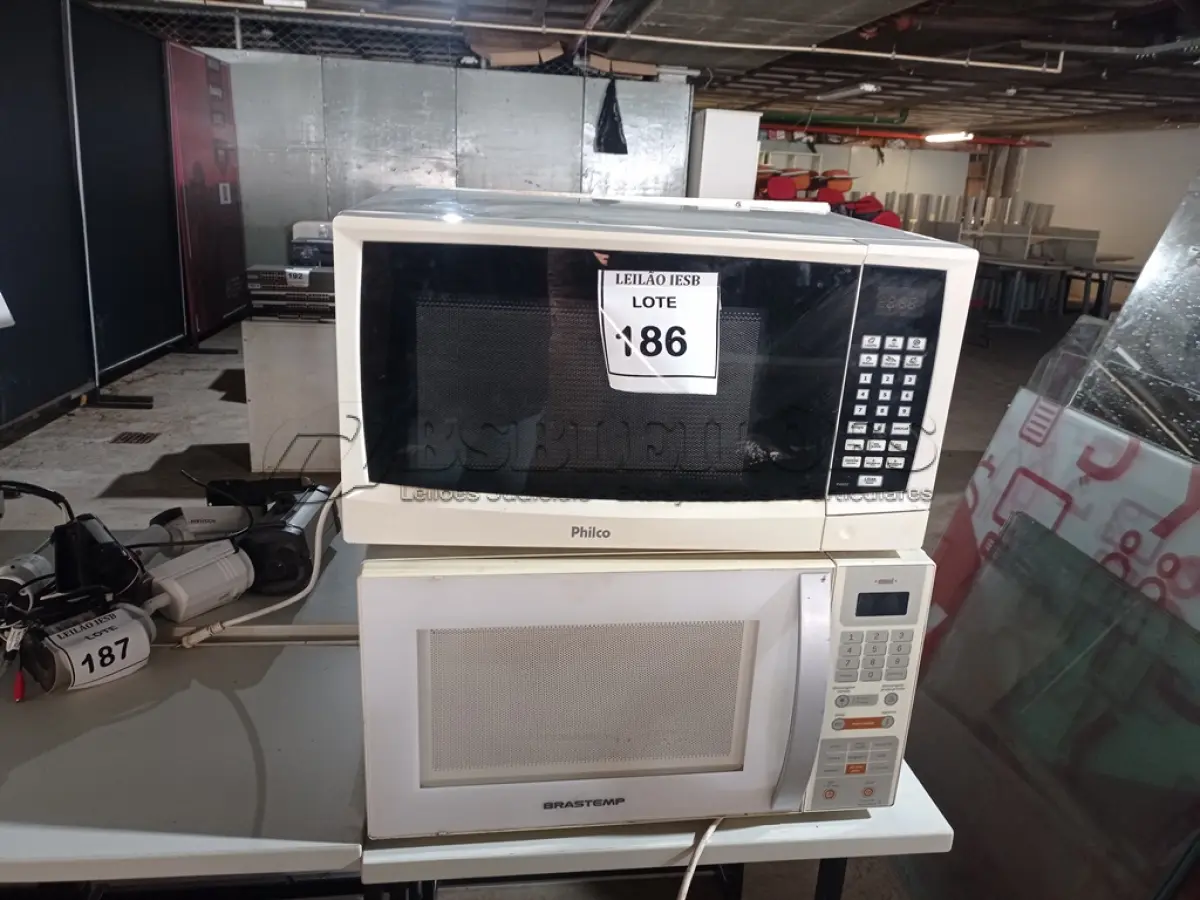 LOTE 186 - 04 MICRO-ONDAS DIVERSOS MODELOS. (NO ESTADO) ATENÇÃO! FAZER A VISITAÇÃO ANTES DE ARREMATAR, NÃO SABEMOS SE FUNCIONA, LEILÃO NÃO TEM GARANTIA E NEM DEVOLUÇÃO, SUJEITO A POSSÍVEIS AVARIAS VISÍVEIS/OCULTAS E/OU AUSÊNCIA DE COMPONENTES.