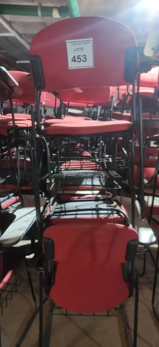 LOTE 453 - 18 CADEIRAS UNIVERSITÁRIAS. (NO ESTADO) ATENÇÃO! FAZER A VISITAÇÃO ANTES DE ARREMATAR, NÃO SABEMOS SE FUNCIONA, LEILÃO NÃO TEM GARANTIA E NEM DEVOLUÇÃO, SUJEITO A POSSÍVEIS AVARIAS VISÍVEIS/OCULTAS E/OU AUSÊNCIA DE COMPONENTES.