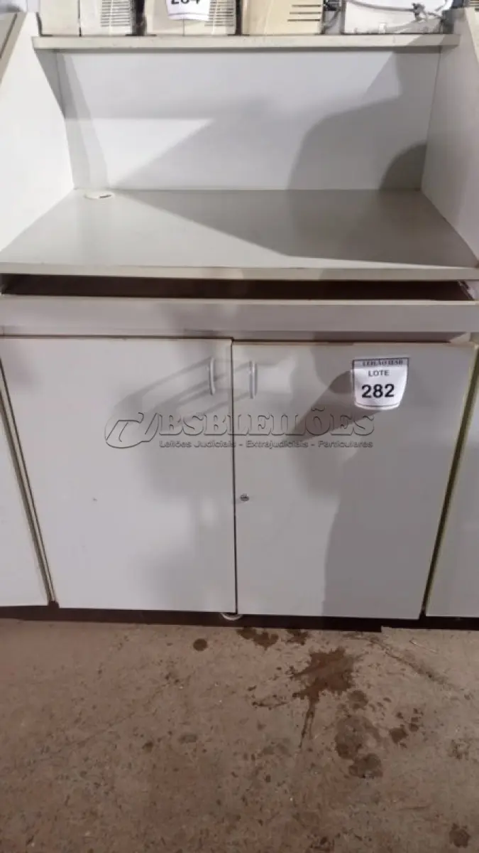 LOTE 282 - 02 BALCÕES EM MADEIRA PARA SALA DE AULA. (NO ESTADO) ATENÇÃO! FAZER A VISITAÇÃO ANTES DE ARREMATAR, NÃO SABEMOS SE FUNCIONA, LEILÃO NÃO TEM GARANTIA E NEM DEVOLUÇÃO, SUJEITO A POSSÍVEIS AVARIAS VISÍVEIS/OCULTAS E/OU AUSÊNCIA DE COMPONENTES.
