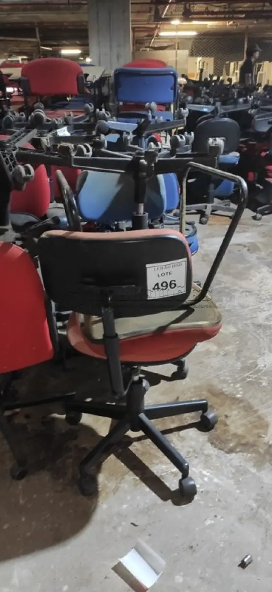 LOTE 496 - 28 CADEIRAS GIRATÓRIAS COM AVARIAS. (NO ESTADO) ATENÇÃO! FAZER A VISITAÇÃO ANTES DE ARREMATAR, NÃO SABEMOS SE FUNCIONA, LEILÃO NÃO TEM GARANTIA E NEM DEVOLUÇÃO, SUJEITO A POSSÍVEIS AVARIAS VISÍVEIS/OCULTAS E/OU AUSÊNCIA DE COMPONENTES.