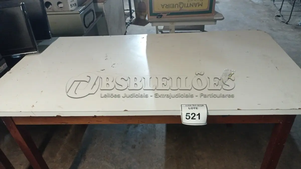 LOTE 521 - 01 MESA EM MADEIRA. (NO ESTADO) ATENÇÃO! FAZER A VISITAÇÃO ANTES DE ARREMATAR, NÃO SABEMOS SE FUNCIONA, LEILÃO NÃO TEM GARANTIA E NEM DEVOLUÇÃO, SUJEITO A POSSÍVEIS AVARIAS VISÍVEIS/OCULTAS E/OU AUSÊNCIA DE COMPONENTES.
