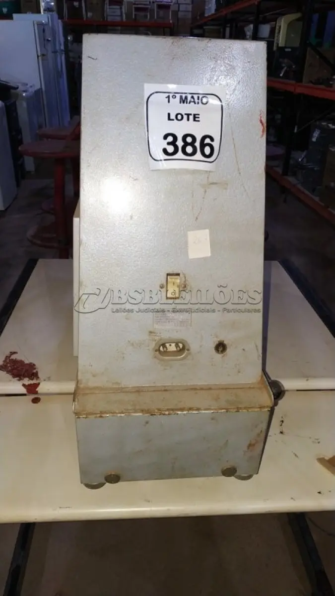 LOTE 386 - 01 RETROPROJETOR. (NO ESTADO) ATENÇÃO! FAZER A VISITAÇÃO ANTES DE ARREMATAR, NÃO SABEMOS SE FUNCIONA, LEILÃO NÃO TEM GARANTIA E NEM DEVOLUÇÃO, SUJEITO A POSSÍVEIS AVARIAS VISÍVEIS/OCULTAS E/OU AUSÊNCIA DE COMPONENTES.