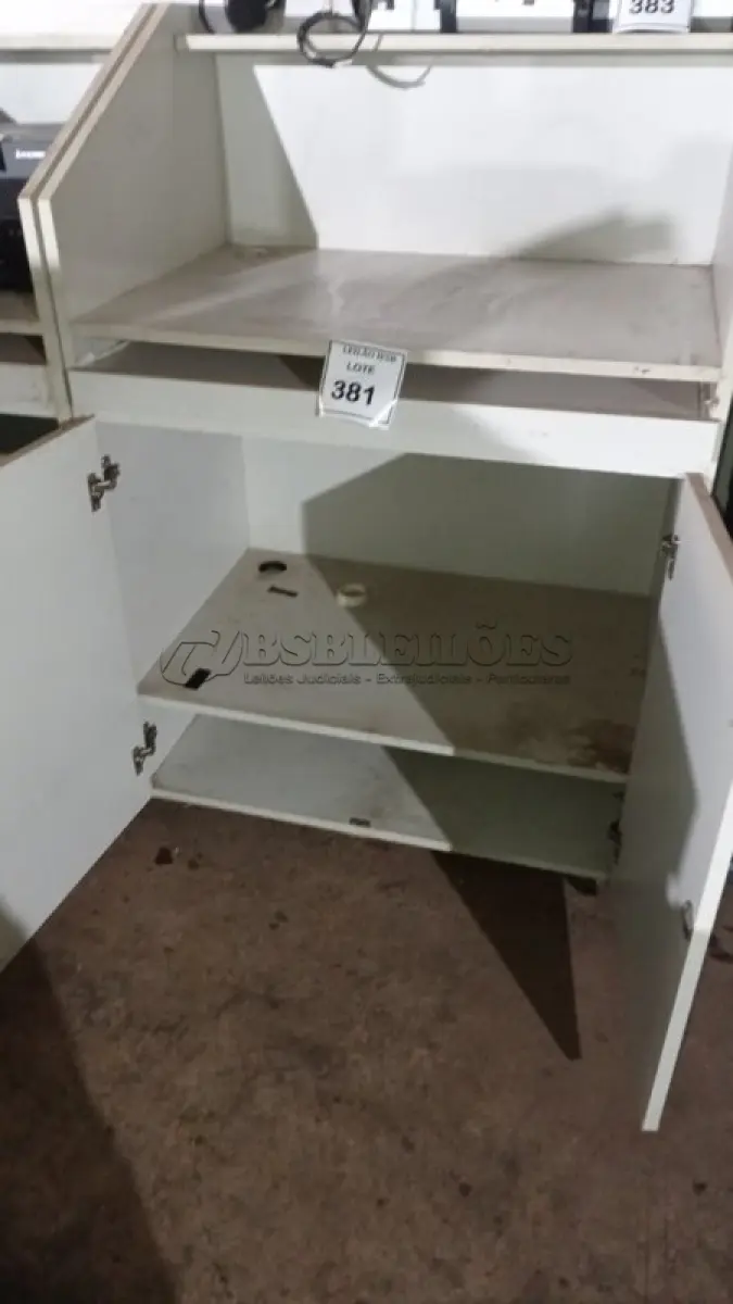 LOTE 381 - 02 BALCÕES EM MADEIRA PARA SALA DE AULA. (NO ESTADO) ATENÇÃO! FAZER A VISITAÇÃO ANTES DE ARREMATAR, NÃO SABEMOS SE FUNCIONA, LEILÃO NÃO TEM GARANTIA E NEM DEVOLUÇÃO, SUJEITO A POSSÍVEIS AVARIAS VISÍVEIS/OCULTAS E/OU AUSÊNCIA DE COMPONENTES.